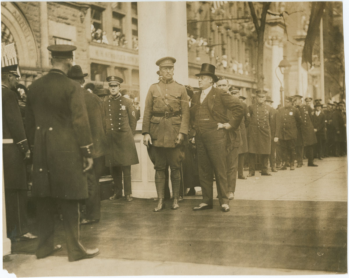 King Albert and Mayor Smith in front of Independence Hall (Philadelphia, 1919). Gelatin silver photograph.