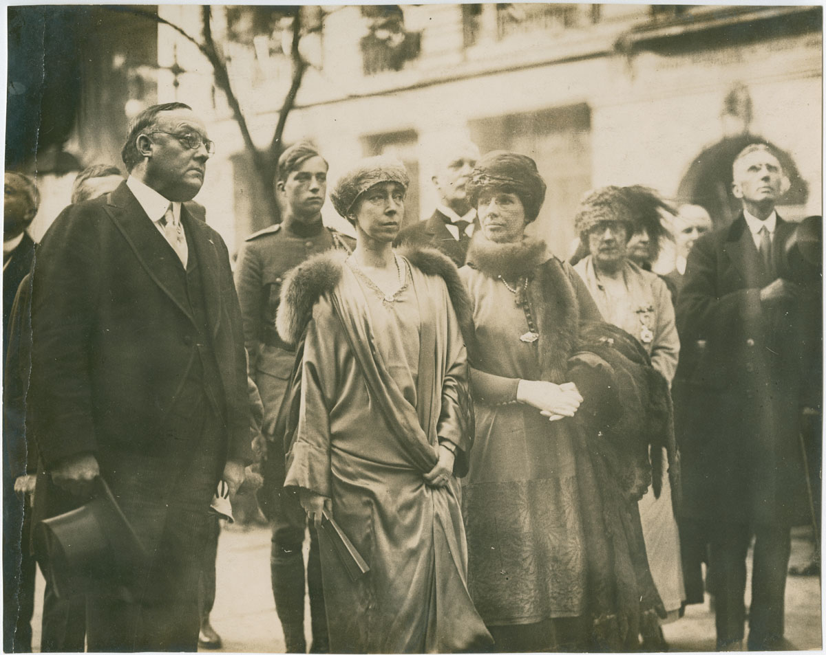 Mayor Smith, Queen Elizabeth, and Mrs. Smith arriving at Independence Hall (Philadelphia, 1919). Gelatin silver photograph.